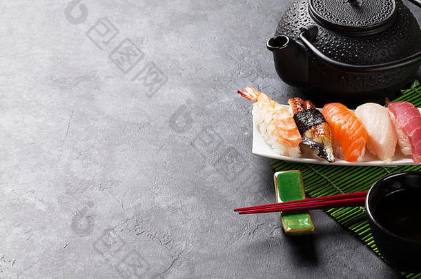 石桌上放着一套寿司和绿茶。使用空间查看