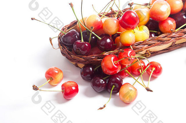 篮子成熟的浆果黄色的红色的甜蜜的樱桃白色背景