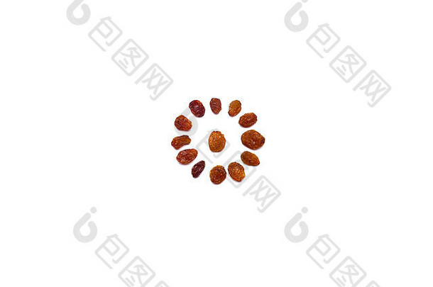 白色背景上圆形的棕色葡萄干图案。有关装饰、健康饮食和食品背景的概念。