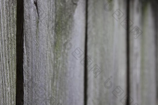 有垂直木板的普通木栅栏。