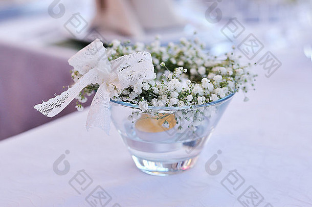 带有鲜花、<strong>桌号</strong>和蜡烛的桌子装饰