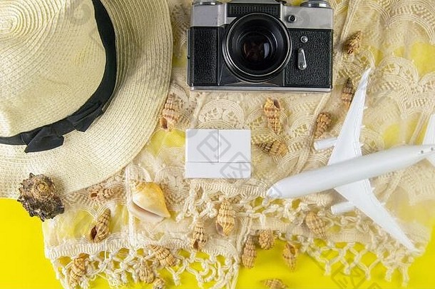 夏季概念。旅行配件：草帽、照相机、绳子、飞机、贝壳和木块