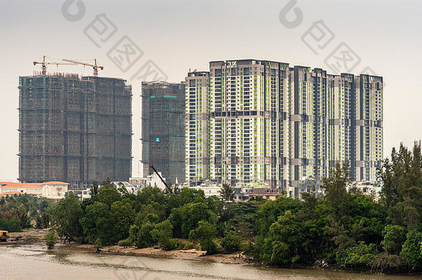 越南<strong>胡</strong>志明市——2019年3月12日：宋西贡河。低层住宅与绿化后高层公寓的开发与建设