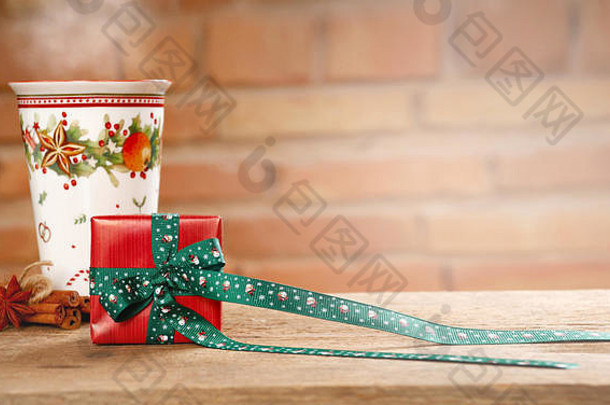 生活杯热喝红色的gif盒子香料木表格砖背景圣诞节概念
