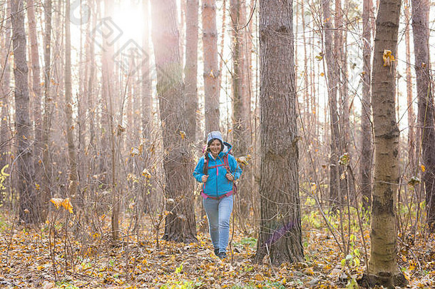 冒险旅行旅游徒步旅行人概念有吸引力的微笑旅游女人走厚森林