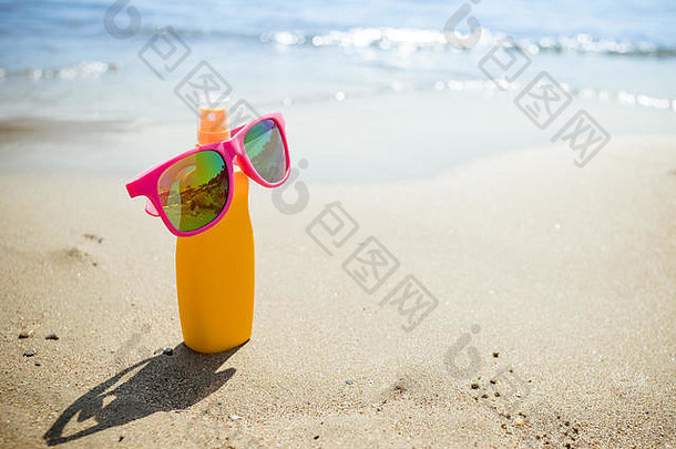 桑斯林产品沙子化妆品瓶个人护理孤立的海滩背景保护皮肤射线<strong>喷雾防晒</strong>霜