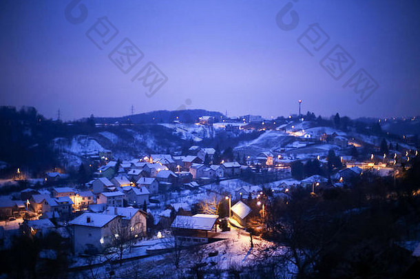 视图房子村覆盖雪日落