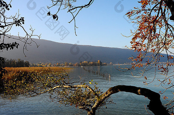 法国秋天的安纳西湖和塞维耶