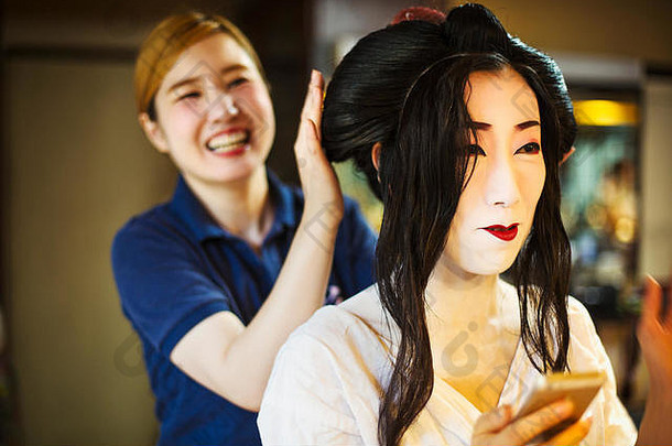 一个有头发和化妆的艺妓或舞妓创造了传统的发型和化妆。