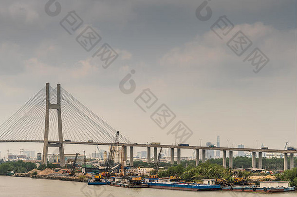 越南胡志明市——2019年3月12日：龙头河和宋西贡河交汇点。富美悬索桥H形桥塔和入口匝道