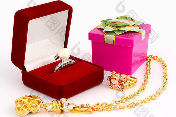 黄金珠宝礼物盒子白色背景