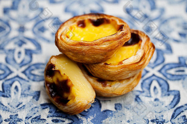 蛋蛋挞传统的葡萄牙语甜点柔和的出生蓝色的背景关闭