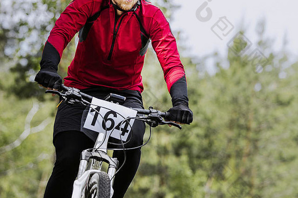 山地自行车骑行森林中的男子自行车特写镜头