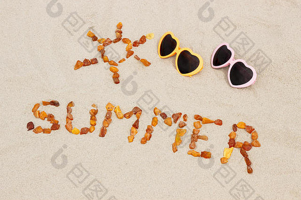 形状太阳词夏天使琥珀色的石头太阳镜沙子海滩太阳保护夏天时间