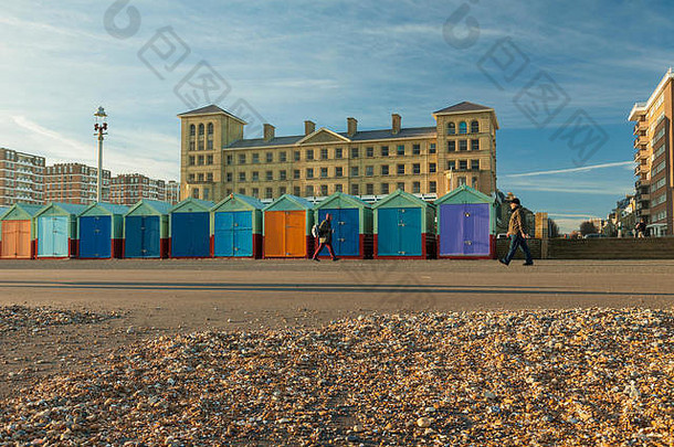 英格兰东苏塞克斯郡霍夫多彩的海滩小屋。