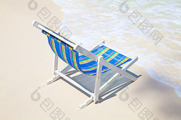 色彩斑斓的椅子白色桑迪海滩