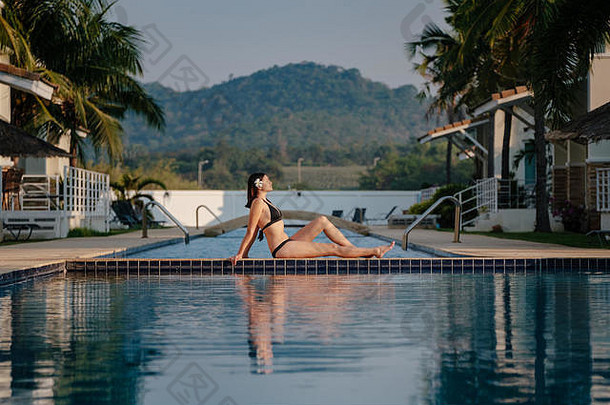 暑假在豪华酒店，女人在美丽的游泳池附近放松。美容<strong>美体</strong>中心。后视图，无面