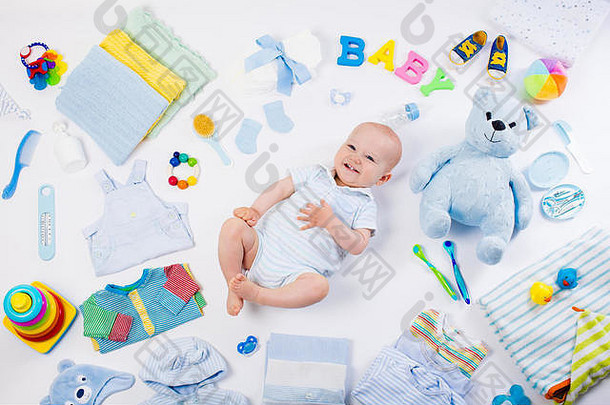 白色背景的婴儿，有衣服、化妆品、玩具和保健配件。
