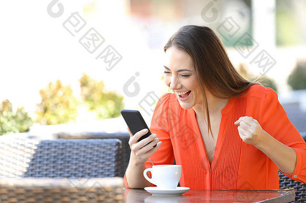 坐在咖啡馆露台上检查智能手机内容的兴奋女人
