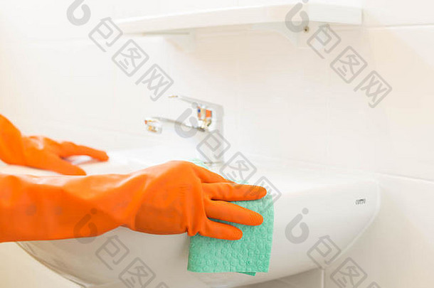 女人清洁水利用witn橙色手套