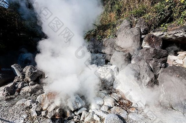 温泉（Jigoku），日本Beppu Kannawa区沸腾的火山池。