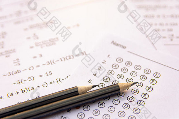 答案纸上的铅笔或标准化的考试表格，答案会起泡。选择题<strong>答卷</strong>