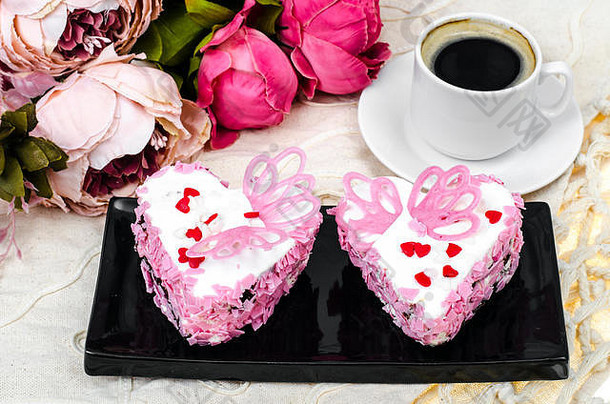 可爱、奢华、浪漫的心形蛋糕。2月14日是情人节。