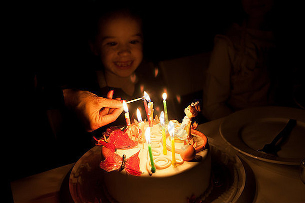 小女孩吹灭<strong>生日</strong>蛋糕上的蜡烛