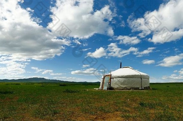 蒙古草原上的蒙古包营地