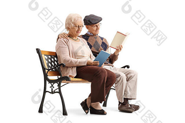 成熟的夫妇坐着板凳上阅读书孤立的白色背景