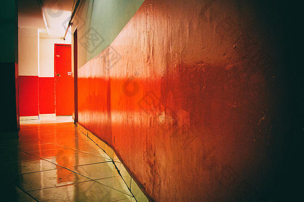 红色的混凝土走廊人