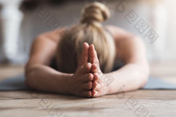 女人脸朝下躺在<strong>瑜伽</strong>垫上冥想