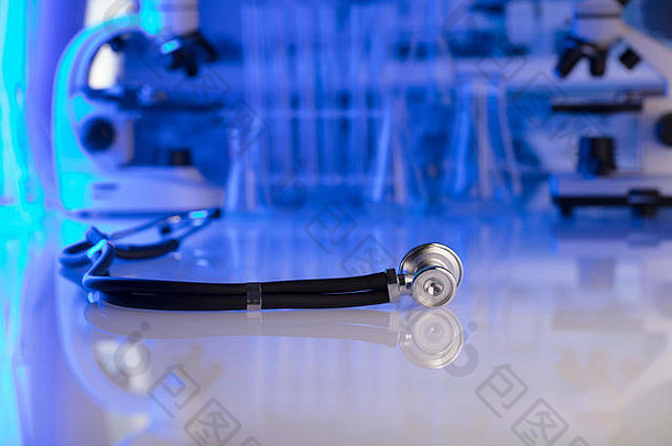 医疗保健医疗概念听诊器显微镜实验室背景实验室玻璃器皿蓝色的背景的地方排版