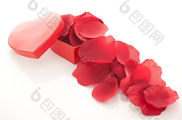 红色盒子里的情人节礼物，白色盒子上隔离着玫瑰花瓣