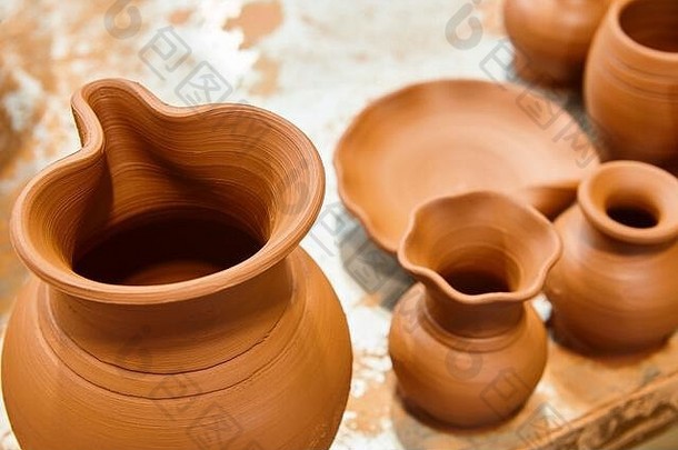 陶罐和陶罐。传统手工陶瓷。复古美食