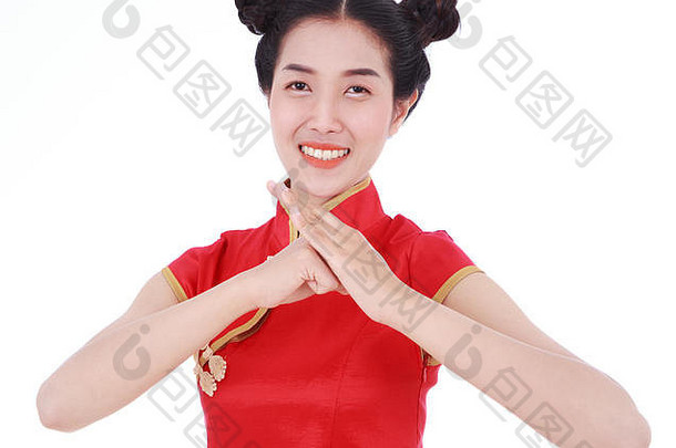 美丽的女人穿着红色旗袍，在白色背景上，以“中国新年快乐”的概念表示祝贺