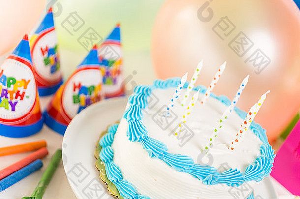 简单的白色生日蛋糕和蛋糕蜡烛。