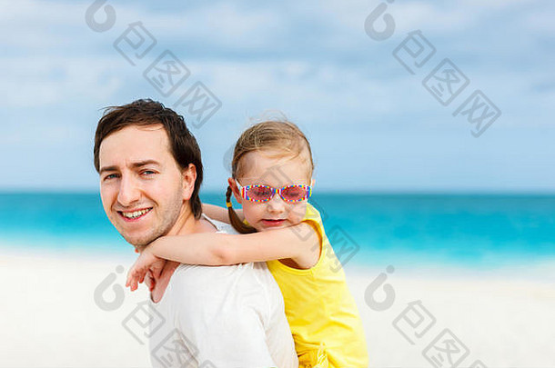 父亲可爱的女儿海滩