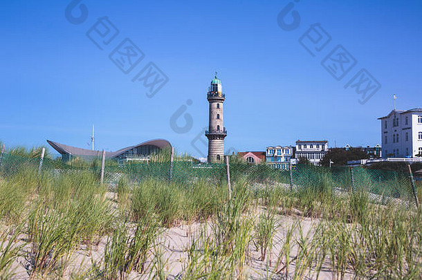 德国罗斯托克的沃内蒙德（Warnemunde）的美丽夏日美景，这里是著名的德国海滨度假胜地，有海滩、海滨和灯塔