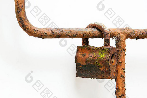生锈的金属门杆上的挂锁锈蚀严重