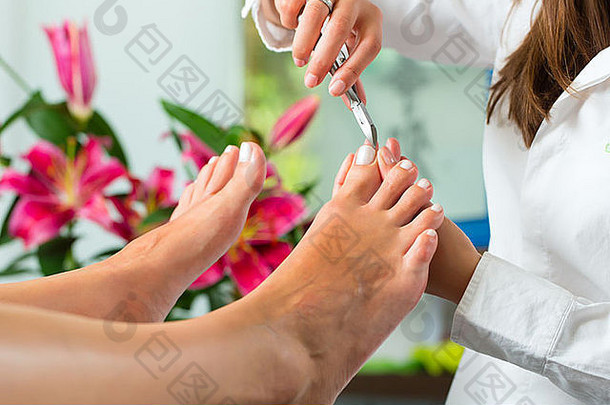 女人接收修脚一天水疗中心脚指甲减少提起