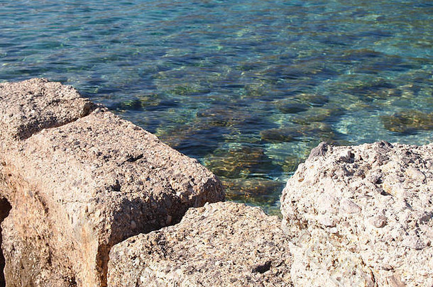 希腊中部阿提卡县波尔图杰尔梅诺湾结晶绿松石水域