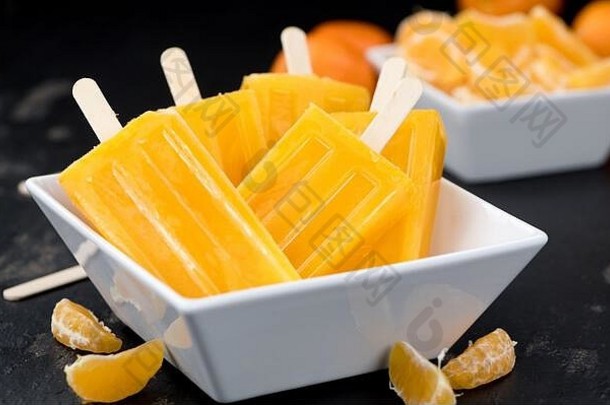 自制的橘子冰棍新鲜的水果特写镜头拍摄古董背景