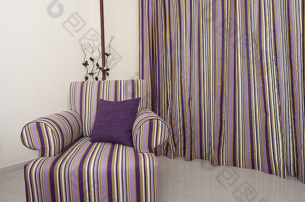 豪华公寓的客厅休息室，展示紫色室内设计