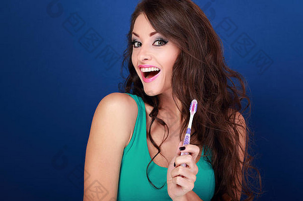 在蓝色背景上，一个拿着牙刷、张大嘴巴的快乐女人