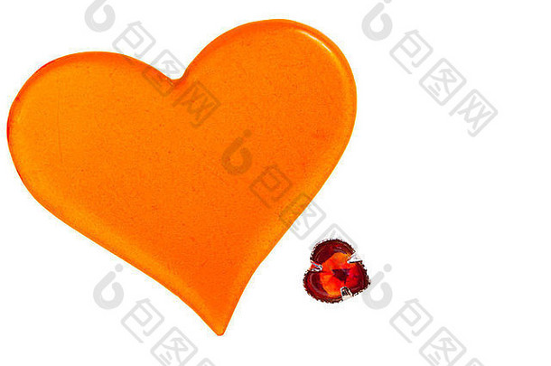 白色背景上隔离的大橙色塑料心脏和小红色玻璃心脏