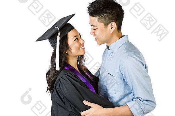 照片年轻的成人女人衣服毕业礼服帽接收祝贺你的男朋友白色背景
