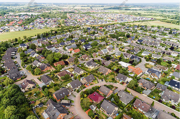 空中视图郊区分离房子半独立屋房子梯田房子小前面花园绿色草坪北部德国