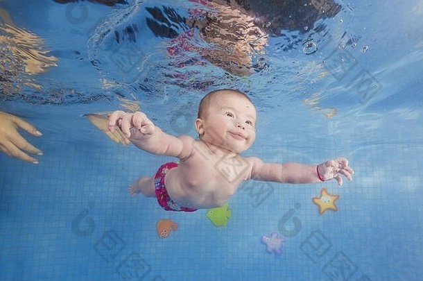 婴儿学习游泳水下婴儿游泳水下池蓝色的水背景健康的家庭生活方式孩子们水