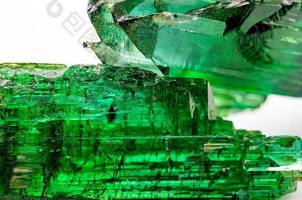 巴西绿色电气石晶体的细节及其纹理、颜色和透明度